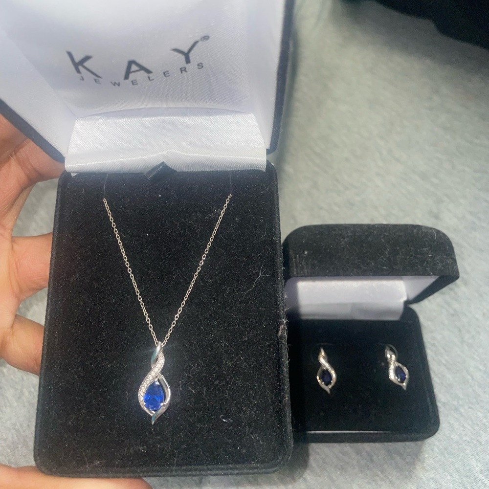 18” jewlery saphire necklace with matching earrings